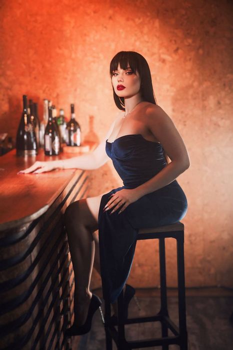 Куртизанки у метро: интригующий мир интим-досуга в толпе